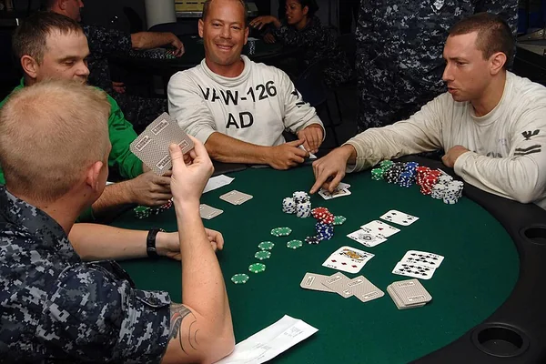 玩家在綠色牌桌進行撲克遊戲